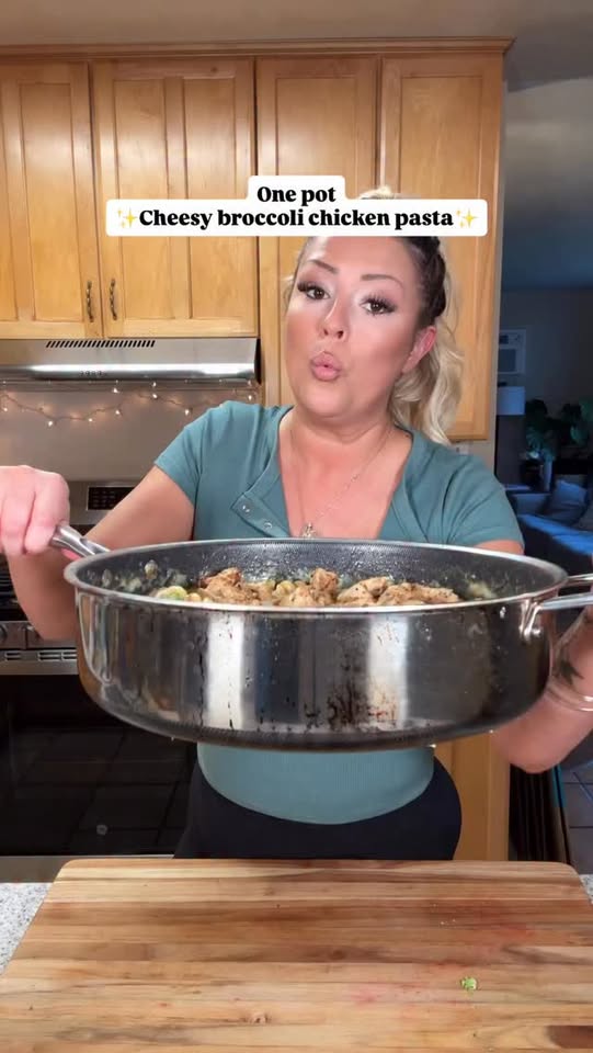 One Pot Cheesy Broccoli Chicken Pasta