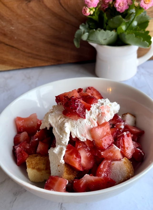 3 ingredient lazy strawberry shortcake