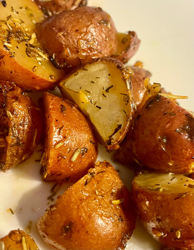 Roasted potatoes with rosemary and dill