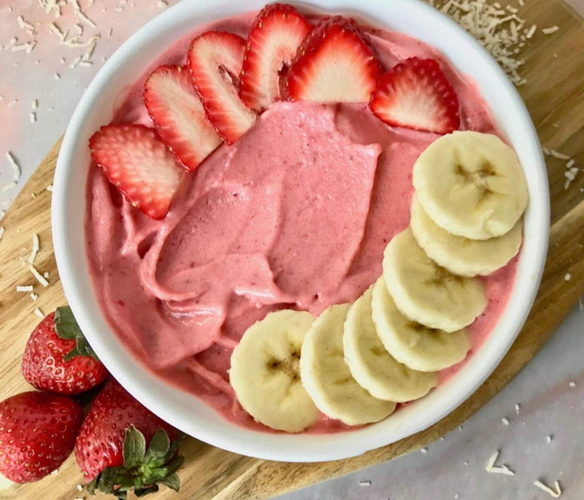 Strawberry banana smoothie bowl