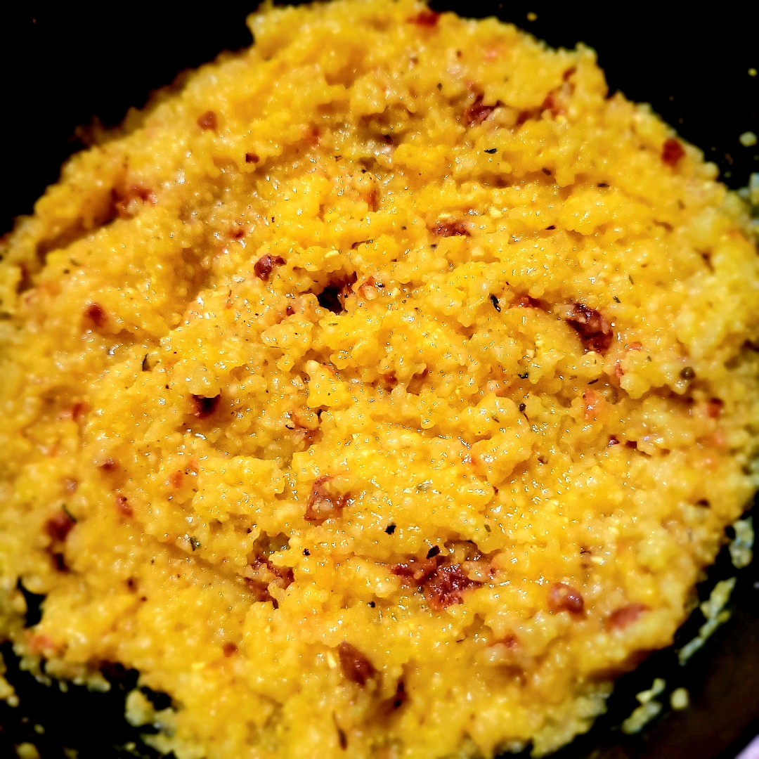 Fast turmeric grits for one