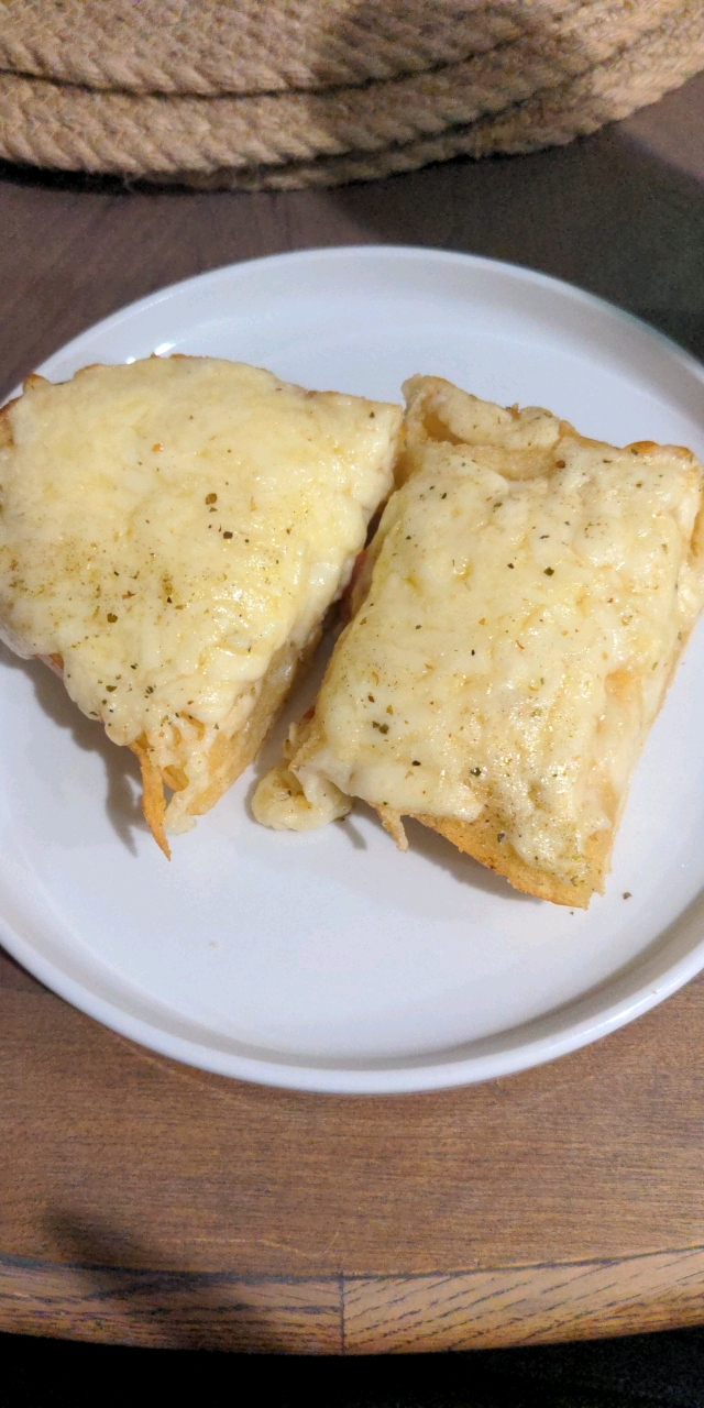 Super cheesey flatbread pizza 🍕