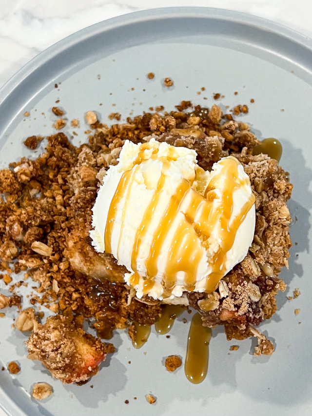 Apple crumble cheesecake pie