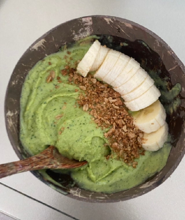Healthy green smoothie bowl 🥣 