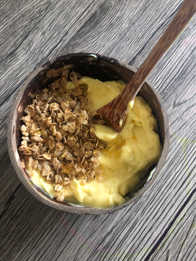 Mango smoothie bowl
