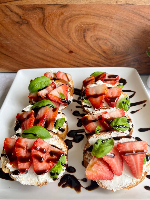 Strawberry Bruschetta (5 ingredients)