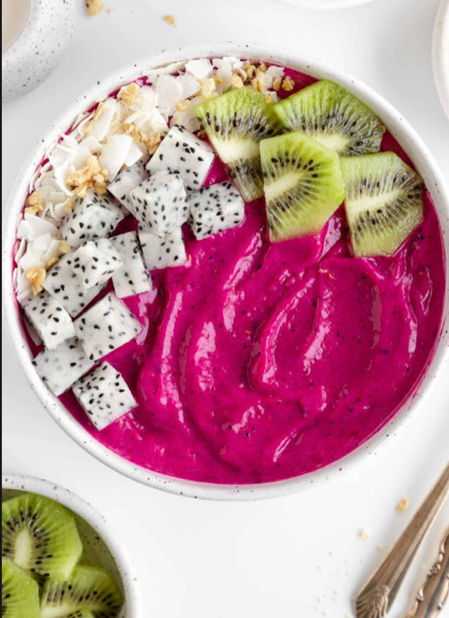 Dragon fruit smoothie bowl