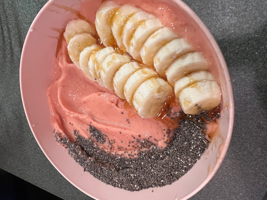 Mango strawberry smoothie bowl