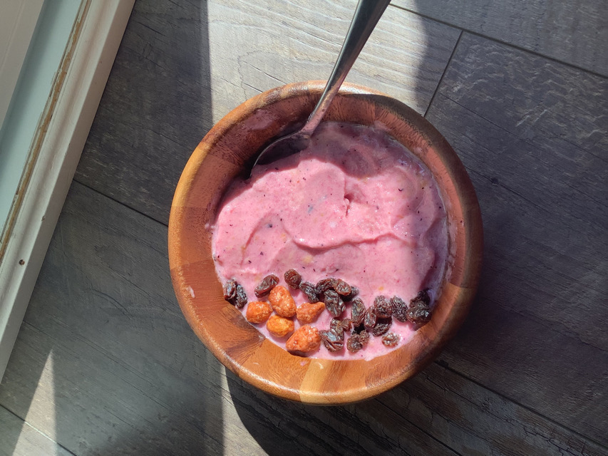 Pineapple blueberry smoothie bowl