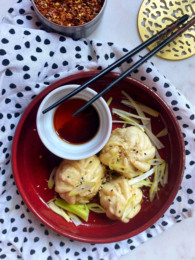 Crispy steamed pork dumplings