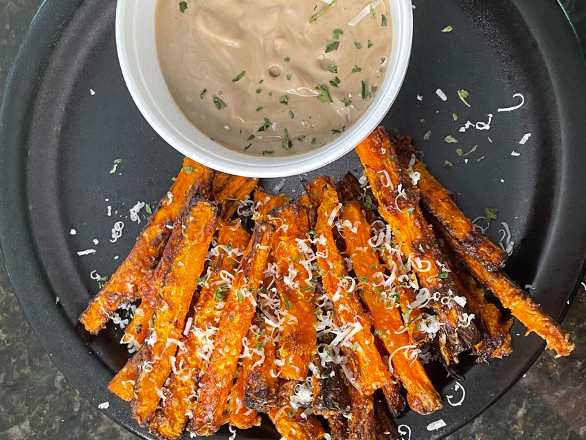 Carrot fries with balsamic garlic aioli 🥕