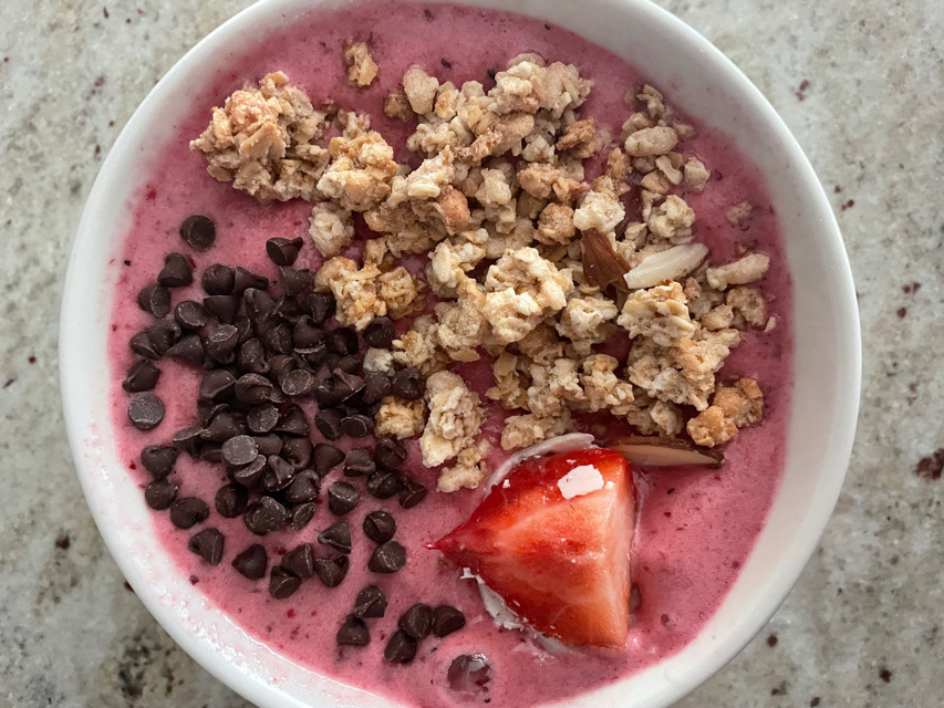 berry smoothie bowl