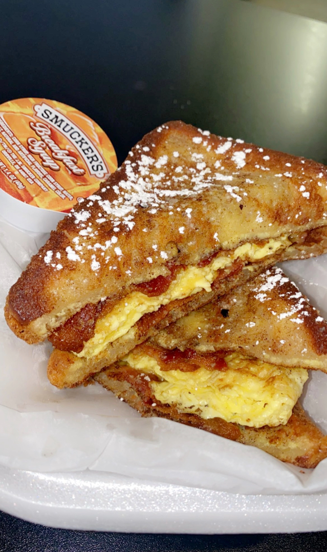 French Toast Breakfast Sandwich 🥚🥓🍞🧀