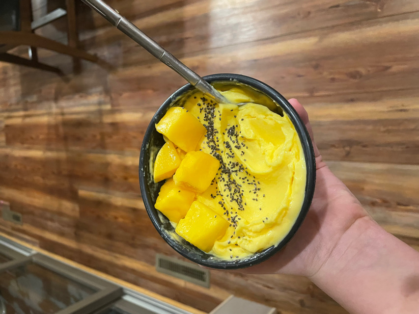 Mango smoothie bowl