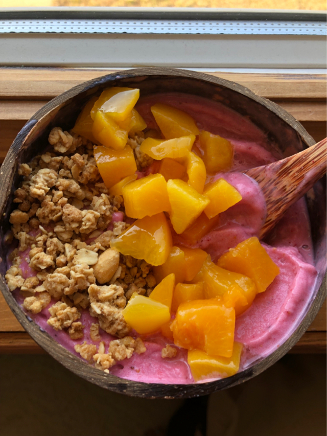 2 ingredient Strawberry smoothie bowl