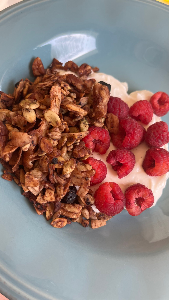 Keto Greek yogurt parfait bowl