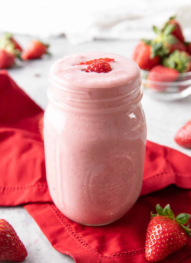 3 Ingredient Strawberry Smoothie 
