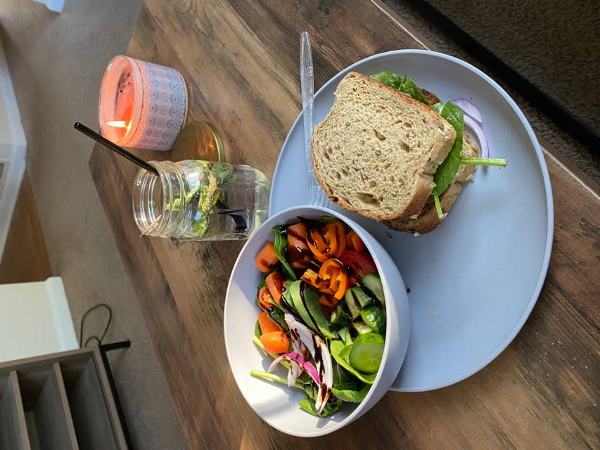Veggie Burger & salad