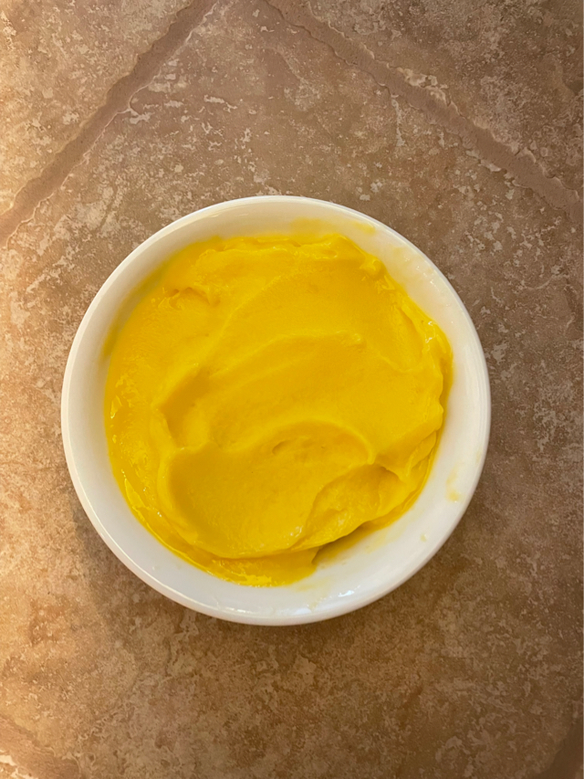 Pineapple mango smoothie bowl
