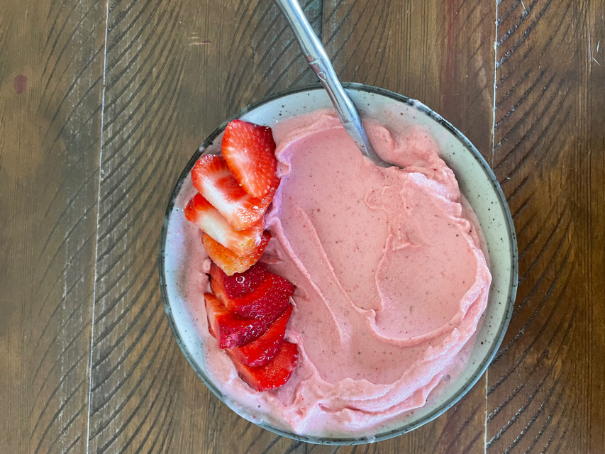 Strawberry pineapple smoothie bowl