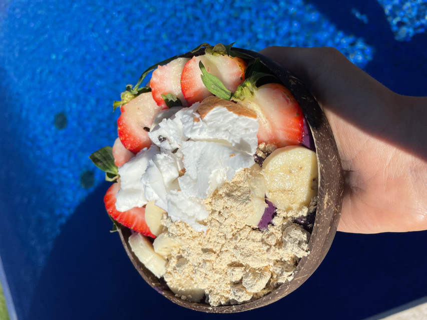 Vanilla berry protein smoothie bowl