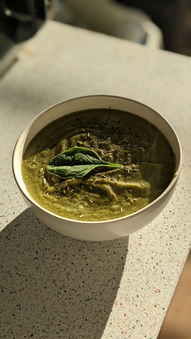 Courgette, pea and, spinach soup